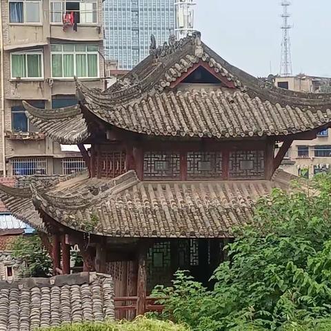 建在资中城墙上的一条街