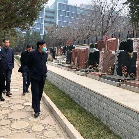 西安市殡仪馆副主任徐乃民除夕慰问公墓管理部在岗干部职工