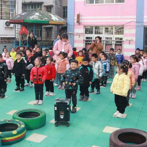 汉昌幼儿园2021小班组“爬行”竞赛