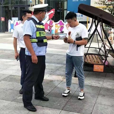 交警一大队民警深入世纪港湾广场开展“拒绝酒驾，从我做起”交通安全宣传工作