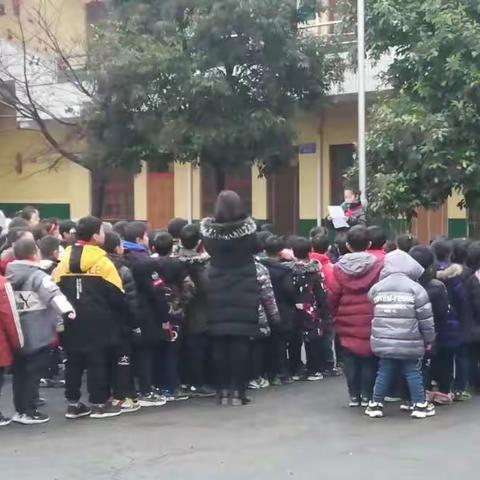 强化环保意识，   建设美丽校园           木小“争当卫生小卫士”活动进行中