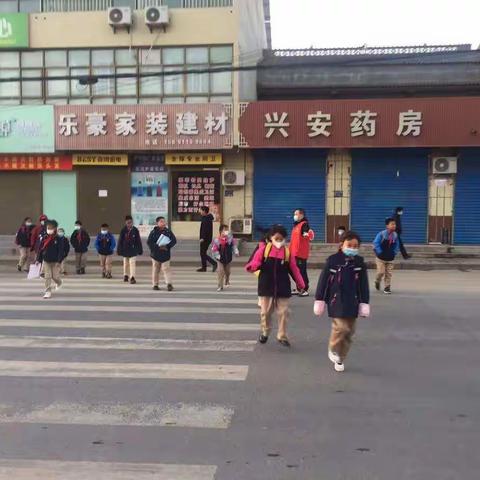 冬季护学岗      温暖上学路