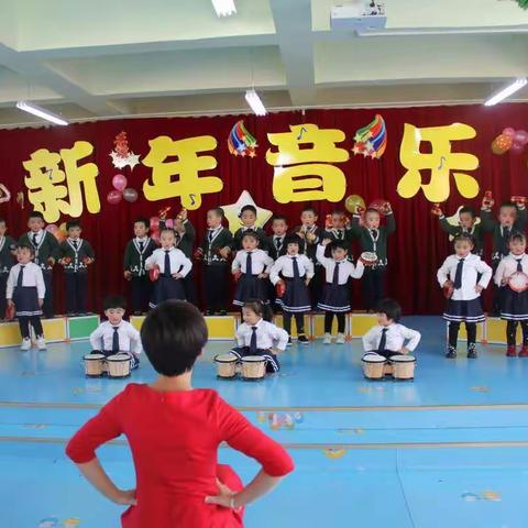 甘州区金安苑学校幼儿园金豆小三班庆元旦“新年音乐会”剪影