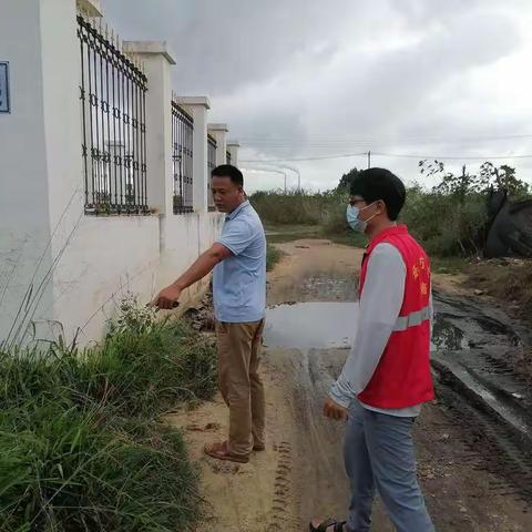 网格员协助处理污水转换站污水溢流问题