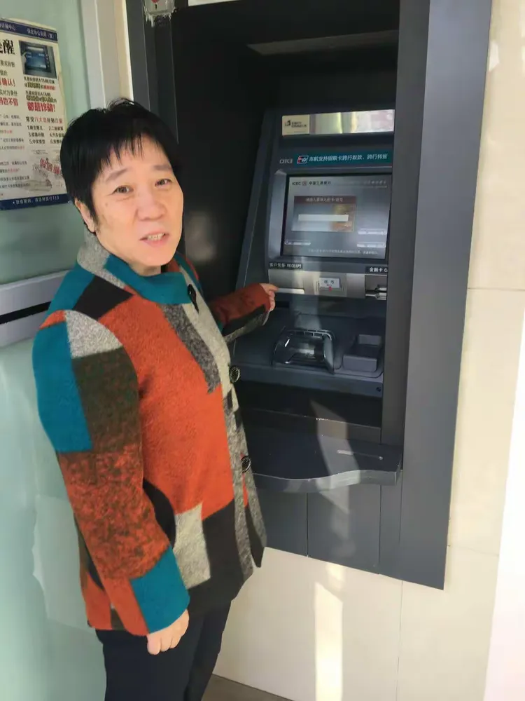 客户杨女士一大早就来敲银行门，非常着急，工作人员得知杨女士存钱被atm吞钱了