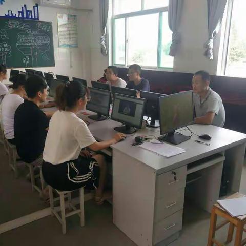 闫邵屯小学全体教师认真进行远程研修集中学习活动