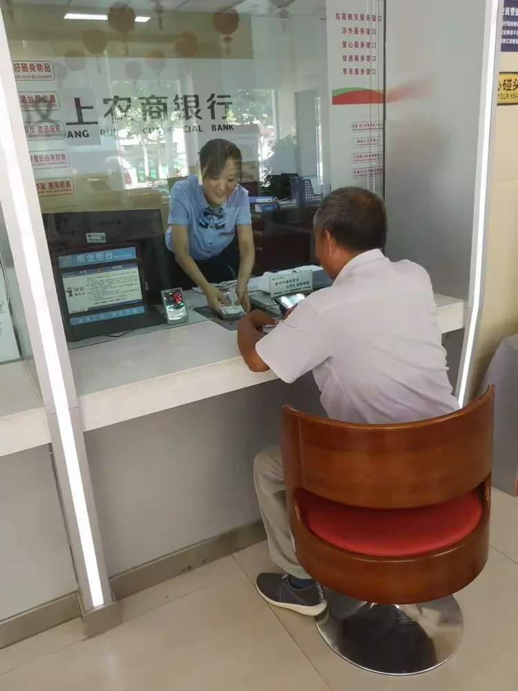 汶上农商银行杨店支行做好现金服务工作为客户排忧解难