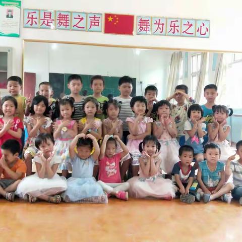 我们毕业啦！篇一 （黄土铺镇中心小学附属幼儿园）