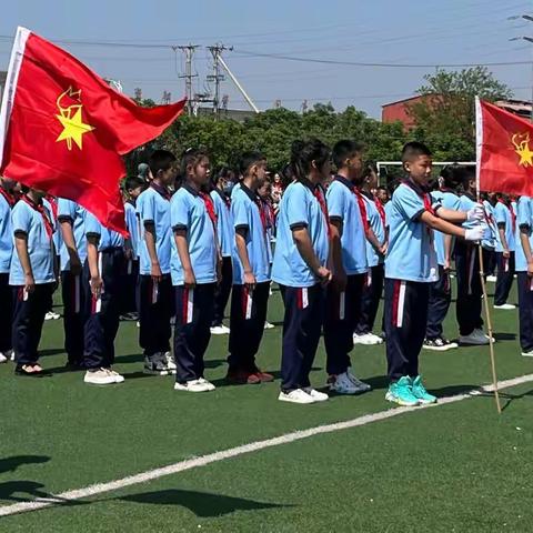 辽阳县柳壕镇九年一贯制学校举行“争做新时代好队员”新生入队仪式