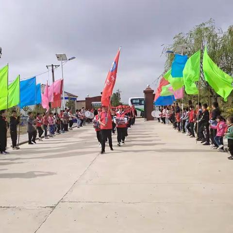 王官屯双语实验学校 “学党史，感党恩，跟党走 ”教育活动之——赠书读书活动 。