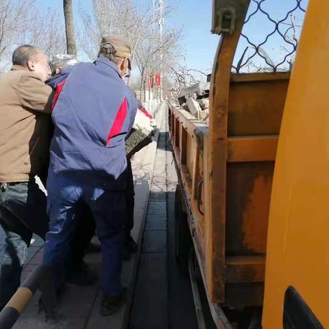 北京西路本周工作文昌南街清理杂草，黄河路清理林带石头砖块树枝，小微公园修理管道，北京西路树木修剪