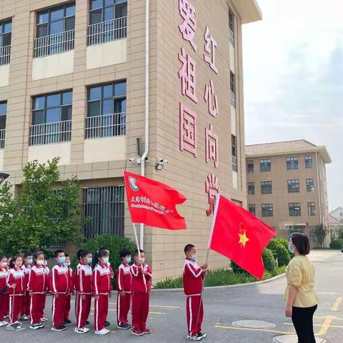 社区是我家，环保靠大家——山倾城小学组织进社区清洁环境活动