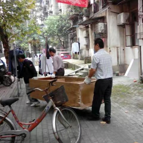 七里一村社区开展迎军运周末清洁家园活动