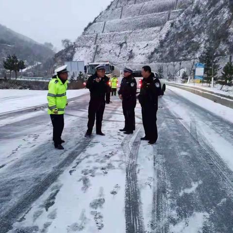 安塞公安交警以雪为令强化路面管控         全力以赴保障群众出行安全