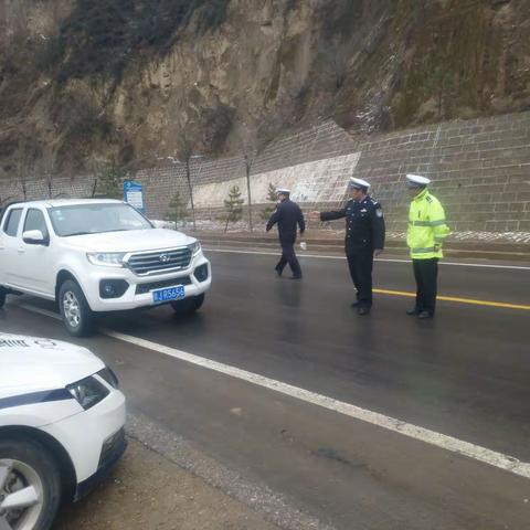 安塞交警：强化雨雪天气路面管控                          筑牢道路安全源头防线