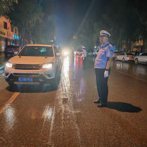 安塞、吴起大队异地交叉用警冒雨开展酒驾夜查统一行动