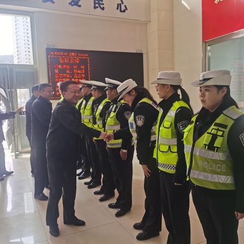 大年初一，任高飞书记看望慰问交警大队一线在岗民警