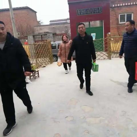 2021年1月24日上午柿园村党支部书记李俊喜带领村两委干部慰问体弱多病老党员和本村老寿星及村五保户李善轩
