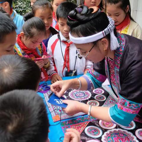 “刺绣纹样·品韵东方工艺”工作坊——柳州市柳邕路第三小学的艺术课堂