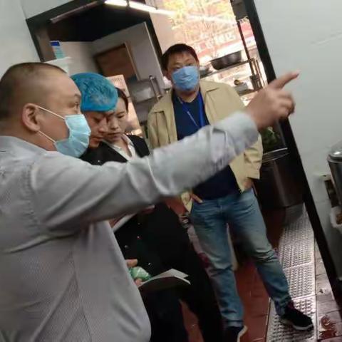 漯河市市场监督管理局源汇分局领导李宏杰到双龙所辖区督导食品安全示范区创建工作