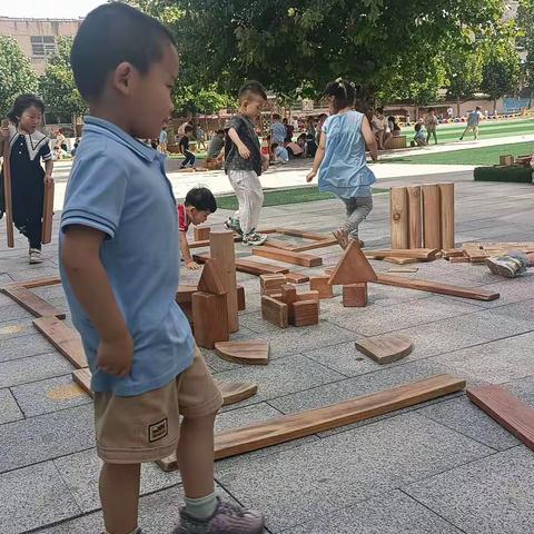 芝麻墩街道李公河社区幼儿园小三班自主游戏—小积木，大智慧