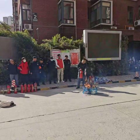东风路派出所指导物业公司开展消防演练，共筑安全“防火墙”。