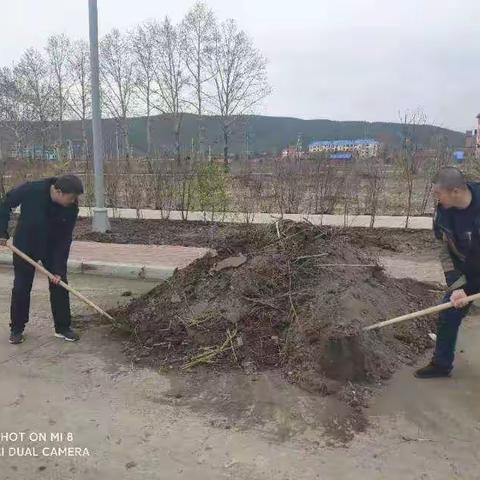 应急事务处打扫清理生态园卫生