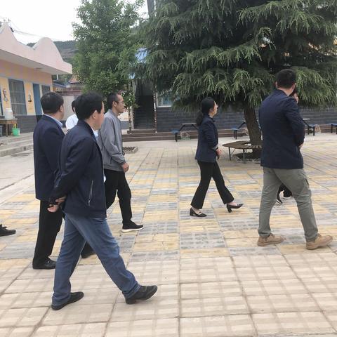 规范学校办学行为，促进教师队伍建设——市区两级教育部门在上杨乡学区开展调研活动