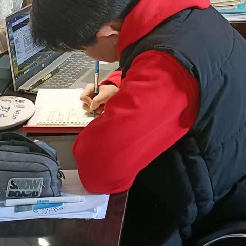 勠力同心齐合力 踔厉奋发向未来   ——高三年级一部线上教学