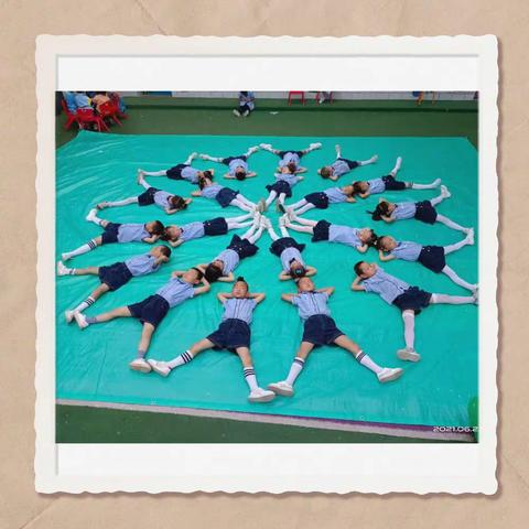 再见了幼儿园，再见了老师。