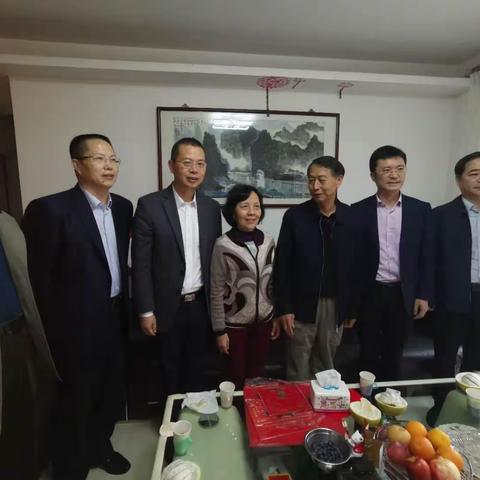 福田区委副书记、区长黄伟同志看望慰问区战斗英雄