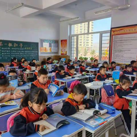 “诵读美丽言语 经典培育精神”读书月活动（二）