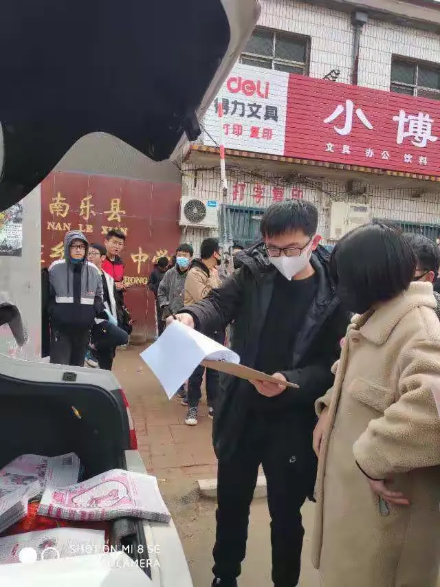南乐职专高二年级教师第三次考后下乡送奖状暨送资料实录