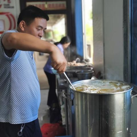 暑热迎立秋——钛三分厂慰问活动