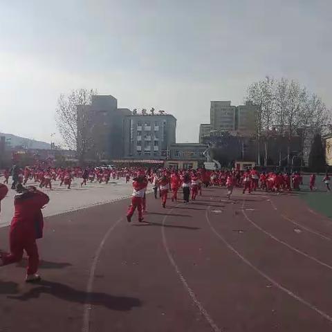 城关小学“做实大讨论  安全进校园”活动进行中