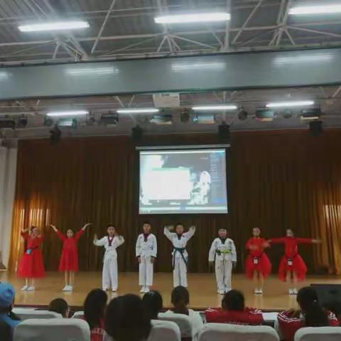 自古英雄出少年   少年强则中国强                                                  ——四（8）班经典诵读