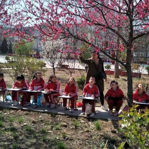 “自然中观赏，画笔下行走”城关小学春季户外写生活动