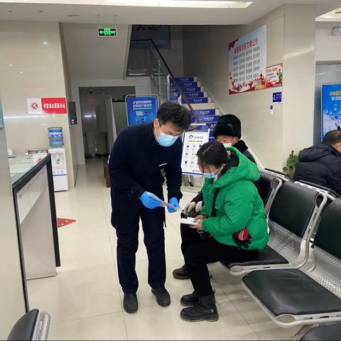 建行泌阳支行积极进行反假币宣传