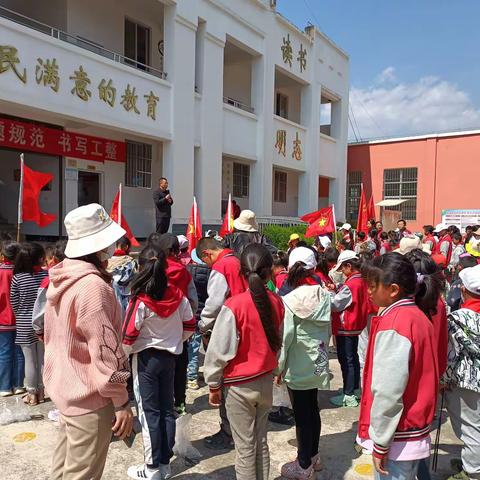 陆良县芳华镇雍家小学2022年3月学雷锋•做好事•护环境