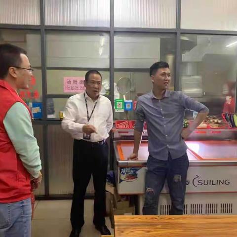 2019年11月25日水径社区联合街道各职能部门开展夜查“扫楼”行动