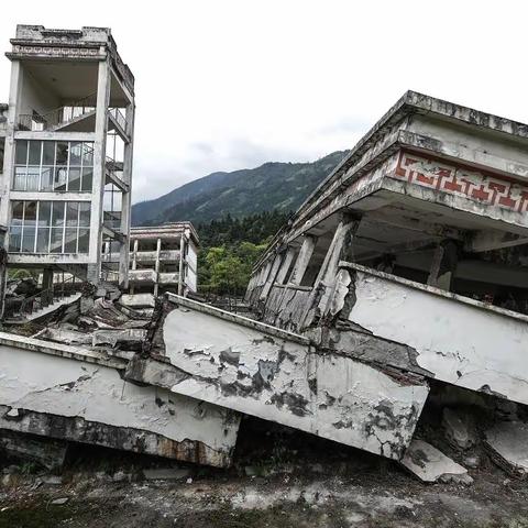 防震减灾    安全“童”行__空港新城小镇幼儿园防震减灾逃生演练