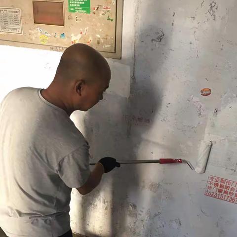 清理社区小广告 美化环境“靓”社区