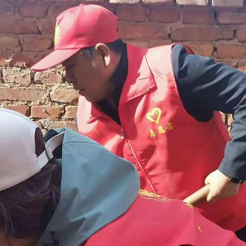 齐心协力添新绿，共同扮靓新校园。------昌隆镇九年一贯制学校植树活动