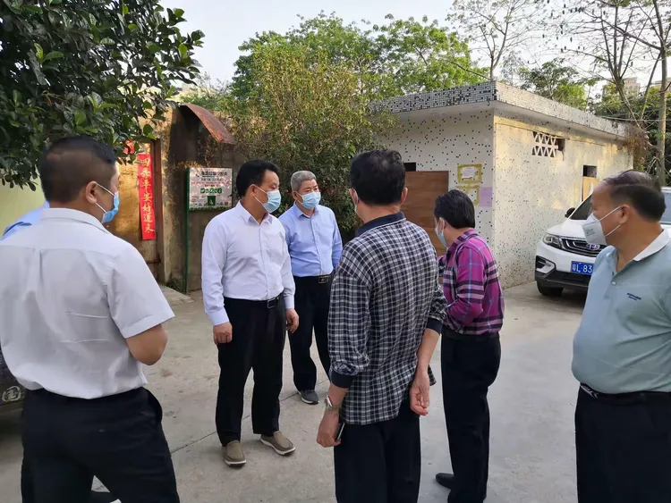 宝龙街道办事处主任王寿昌率队推进暗涵上盖及沿河隐患建（构）筑物整治专项工作