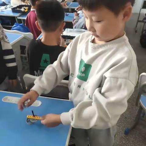 银杏小学创客机器人之陀螺发射器