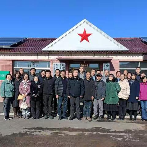 市政府办公室党组书记、主任张文献带领机关党员干部到对口帮扶村开展结对帮扶工作
