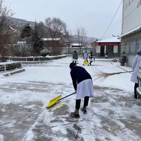 【创建文明城市，我们在行动】瑞雪兆丰年，扫雪保安全。-韩店中心卫生院扫雪除冰行动