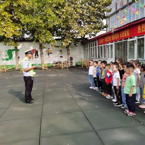 交警叔叔走进幼儿园，萌娃安全课堂开讲!