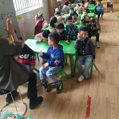 佳培幼儿园中二班-------科学实验《逃跑的孜然粉》