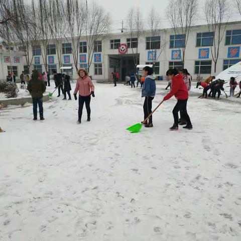 上遥九年制学校全体师生利用课间操时间清理校园积雪